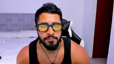 santiago_huntt online show from April 16, 9:39 pm