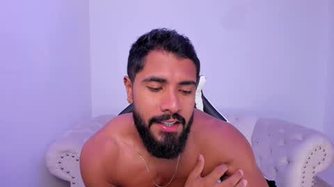 santiago_huntt online show from November 18, 12:42 pm
