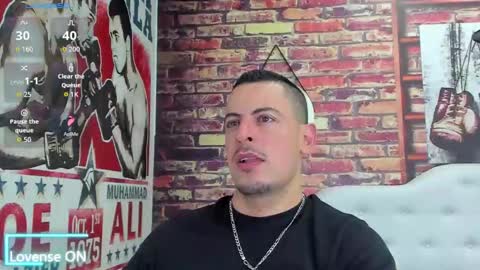 Snapshot of scotty_music chatting on October 10, 1:32 am Ricardo online show from October 10, 1:32 am