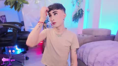     .  INDEPENDENT MODEL online show from February 15, 1:52 pm