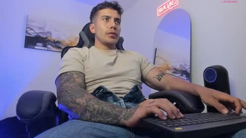 Snapshot of sebastianortizm chatting on December 28, 12:47 am Lucian Sinclair online show from December 28, 12:47 am