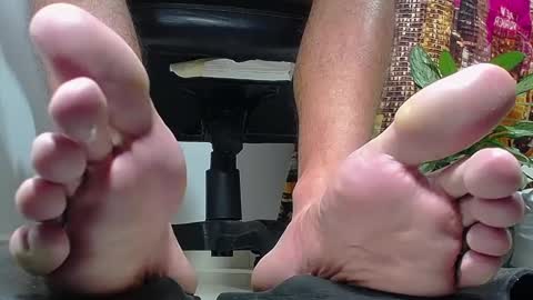 only foot                         worshipers here online show from December 13, 11:17 pm