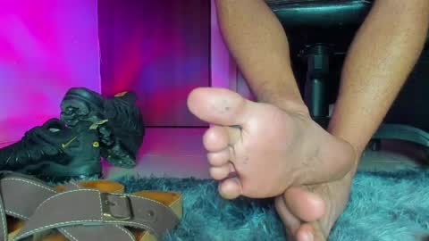 only foot                         worshipers here online show from May 28, 6:33 am