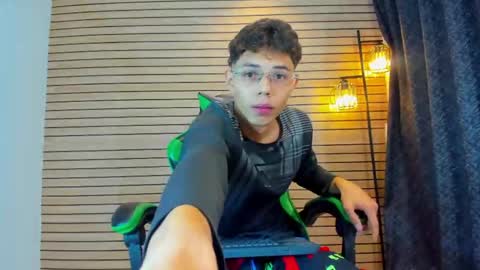 skiiny_boy online show from April 10, 10:33 am