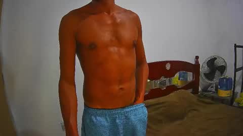 Snapshot of skinnylatinman chatting on February 1, 2:47 am Skinny Latin Man online show from February 1, 2:47 am
