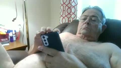 Snapshot of slippery_duck chatting on December 21, 2:04 pm slippery_duck online show from December 21, 2:04 pm
