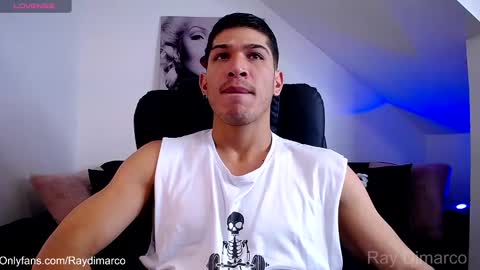 Snapshot of soyraydimarco_ chatting on December 10, 9:22 pm RayDimarco  independent model online show from December 10, 9:22 pm