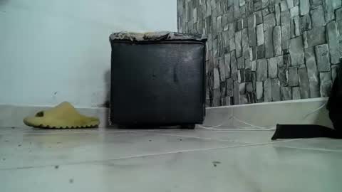 Snapshot of srfindomfeet_ chatting on December 18, 2:32 am sr master cum its my old account online show from December 18, 2:32 am