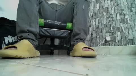 Snapshot of srfindomfeet_ chatting on January 18, 6:31 am sr master cum its my old account online show from January 18, 6:31 am