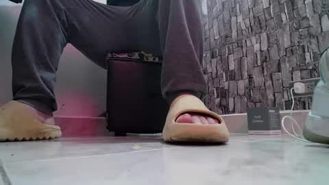 Snapshot of srfindomfeet_ chatting on December 12, 5:26 pm sr master cum its my old account online show from December 12, 5:26 pm