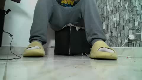 Snapshot of srfindomfeet_ chatting on December 4, 12:30 am sr master cum its my old account online show from December 4, 12:30 am