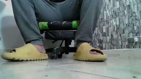 Snapshot of srfindomfeet_ chatting on January 12, 7:10 pm sr master cum its my old account online show from January 12, 7:10 pm