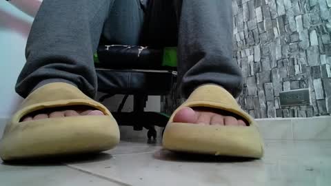 Snapshot of srfindomfeet_ chatting on January 27, 5:37 pm sr master cum its my old account online show from January 27, 5:37 pm