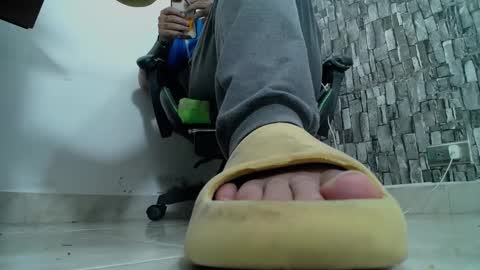 Snapshot of srfindomfeet_ chatting on January 11, 2:30 am sr master cum its my old account online show from January 11, 2:30 am