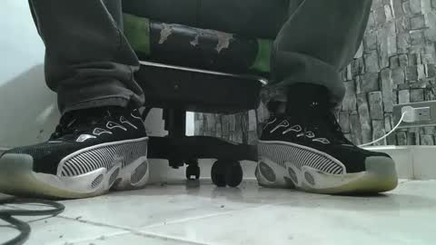 Snapshot of srfindomfeet_ chatting on October 6, 4:17 am sr master cum its my old account online show from October 6, 4:17 am