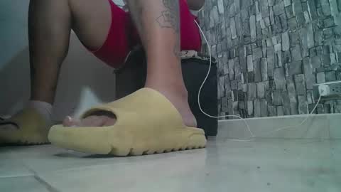 Snapshot of srfindomfeet_ chatting on December 28, 8:15 pm sr master cum its my old account online show from December 28, 8:15 pm