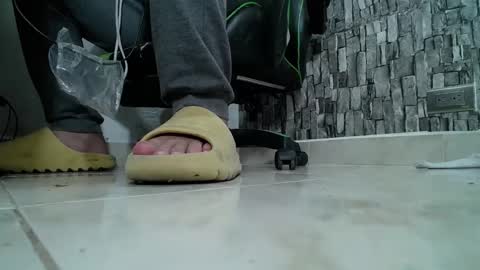Snapshot of srfindomfeet_ chatting on January 25, 7:06 am sr master cum its my old account online show from January 25, 7:06 am
