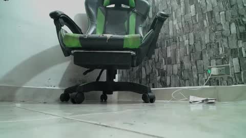 Snapshot of srfindomfeet_ chatting on February 19, 5:16 am sr master cum its my old account online show from February 19, 5:16 am