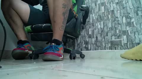 Snapshot of srfindomfeet_ chatting on January 24, 2:28 am sr master cum its my old account online show from January 24, 2:28 am