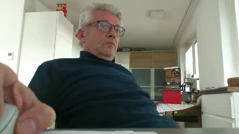 Snapshot of stremic chatting on October 25, 9:44 am stremic online show from October 25, 9:44 am