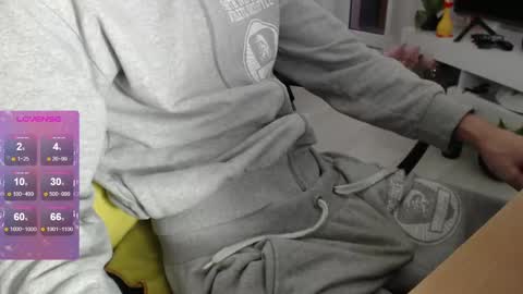 Snapshot of swetlittleboy4u chatting on December 7, 6:32 am SwetLittleBoy4u online show from December 7, 6:32 am