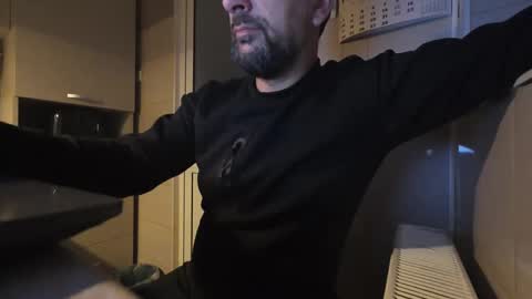 Snapshot of tarkan198 chatting on February 13, 5:05 am tarkan198 online show from February 13, 5:05 am