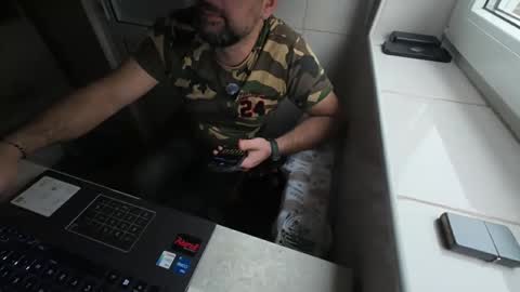 Snapshot of tarkan198 chatting on February 15, 6:44 am tarkan198 online show from February 15, 6:44 am