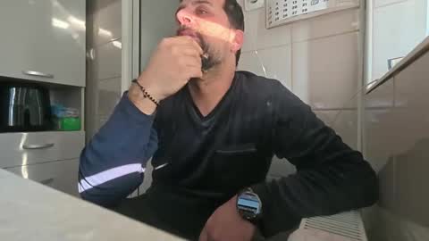 Snapshot of tarkan198 chatting on February 23, 7:28 am tarkan198 online show from February 23, 7:28 am