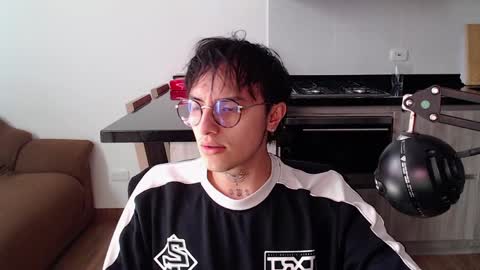 Teo independent model online show from April 15, 3:45 pm