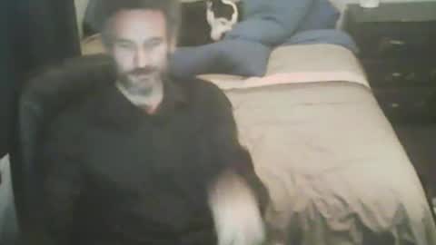 Snapshot of themanwhowearsoneshoe chatting on October 25, 6:26 am themanwhowearsoneshoe online show from October 25, 6:26 am