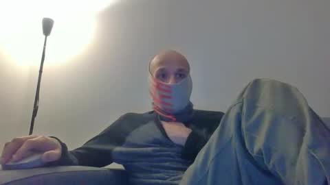 Snapshot of thetubedscarfguy chatting on February 18, 6:39 pm Scarf guy online show from February 18, 6:39 pm