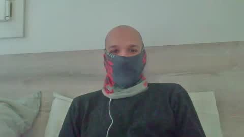 Snapshot of thetubedscarfguy chatting on December 18, 9:25 am Scarf guy online show from December 18, 9:25 am
