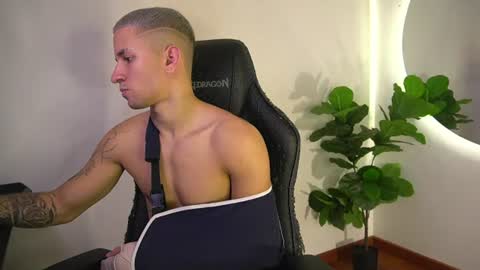 thin_tommy11 online show from June 19, 10:58 pm
