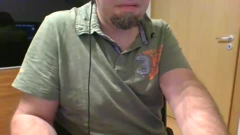 Snapshot of tirolerboy27 chatting on December 4, 12:25 pm Tirolerboy27 online show from December 4, 12:25 pm
