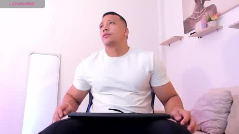 Snapshot of tom_muscle1 chatting on October 21, 11:57 am Tom muscle1 online show from October 21, 11:57 am