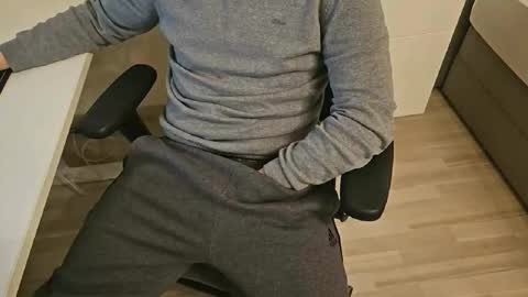 tree1989 online show from February 8, 6:33 pm