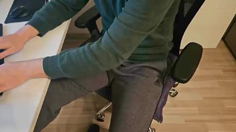 tree1989 online show from December 19, 8:13 pm