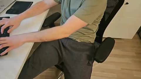 tree1989 online show from February 15, 7:50 pm