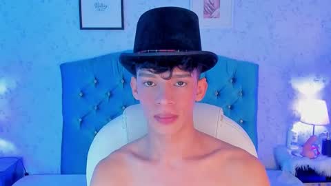 Snapshot of twink_lion chatting on December 15, 2:16 pm Lion online show from December 15, 2:16 pm