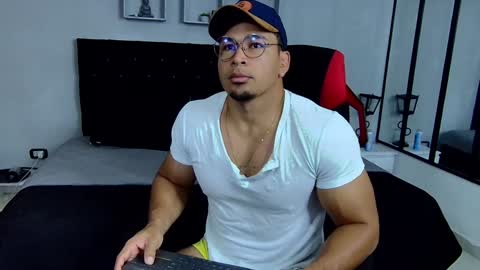 tyler_hank1 online show from January 13, 1:06 pm