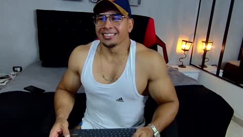 tyler_hank1 online show from January 8, 1:42 am