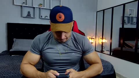 tyler_hank1 online show from December 6, 10:05 am