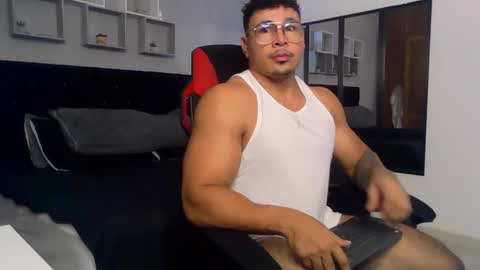 tyler_hank1 online show from September 29, 11:00 pm