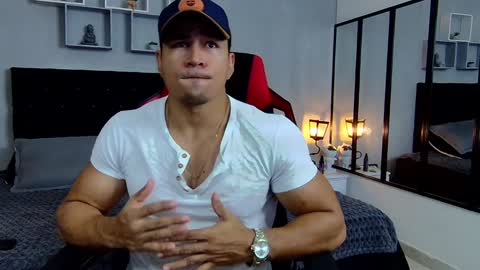 tyler_hank1 online show from December 15, 11:53 pm