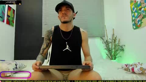 Snapshot of tylergiuseppe_ chatting on February 24, 10:25 pm tylergiuseppe_ online show from February 24, 10:25 pm