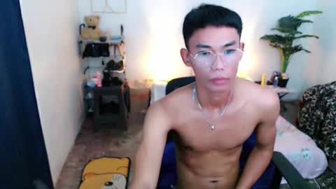 Snapshot of urnaughtydreamboy_rence chatting on October 18, 7:57 am Rence online show from October 18, 7:57 am