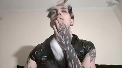 david guzman i model independenthelp me with a thumbs up online show from March 8, 1:26 am