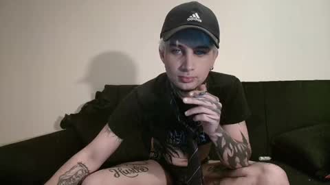 david guzman i model independenthelp me with a thumbs up online show from March 10, 4:28 am