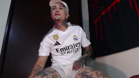 david guzman i model independenthelp me with a thumbs up online show from February 2, 12:30 am