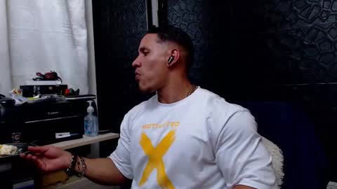 Snapshot of viktorherrera chatting on February 6, 2:44 am Viktor Herrera online show from February 6, 2:44 am